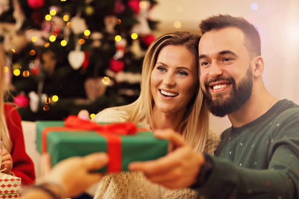 Groep vrienden geven Kerst presenteert thuis — Stockfoto