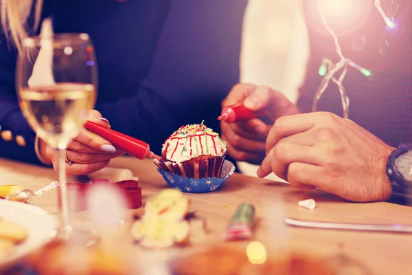 Vänner förbereder sig för jul — Stockfoto