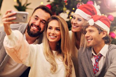 Arkadaşlar eğlenmeye Noel sırasında grup