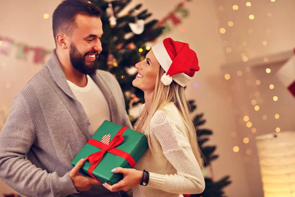 Grupo de amigos com presentes de Natal em casa — Fotografia de Stock