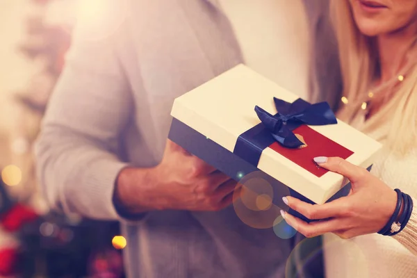 Groep vrienden met de kerstdagen presenteert thuis — Stockfoto