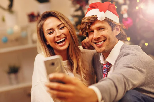 Grupp av vänner att ha kul under julen — Stockfoto
