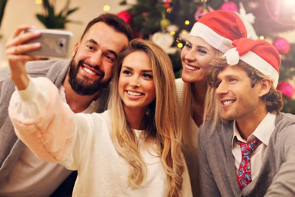Grupp av vänner att ha kul under julen — Stockfoto