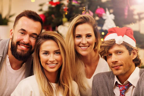 Grupo de amigos divirtiéndose durante Navidad —  Fotos de Stock
