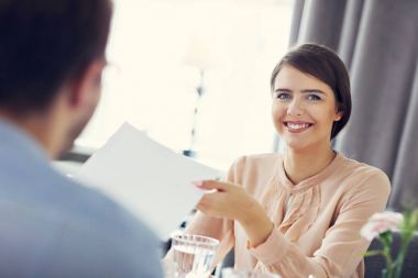 Öğle yemeği için iki iş adamları toplantıda Restoran