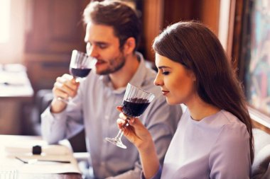 Restoranda Romantik Çift