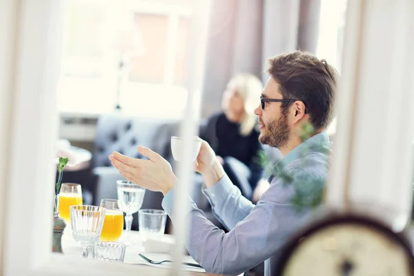 Dos empresarios se reúnen para almorzar en el restaurante —  Fotos de Stock