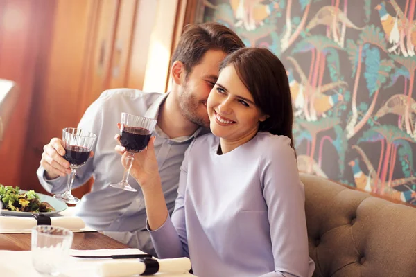 Pareja romántica citas en el restaurante — Foto de Stock
