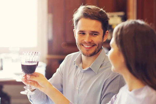 Romantische paar dating in restaurant — Stockfoto