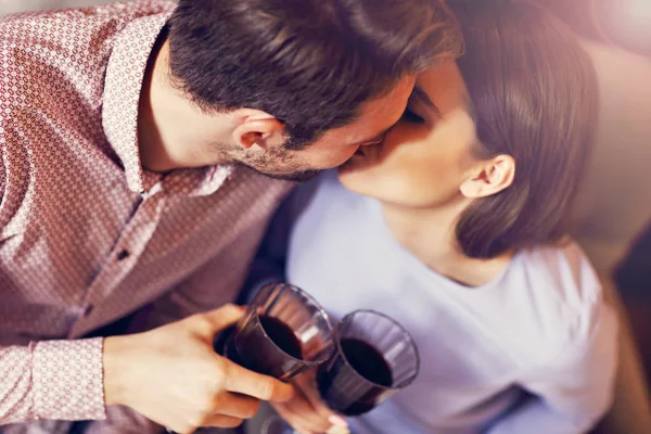 Romantyczna para widuje się w restauracji — Zdjęcie stockowe