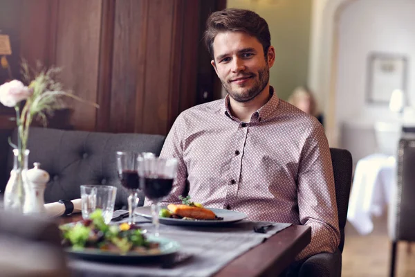 Restoran masada bekleyen yakışıklı adam — Stok fotoğraf
