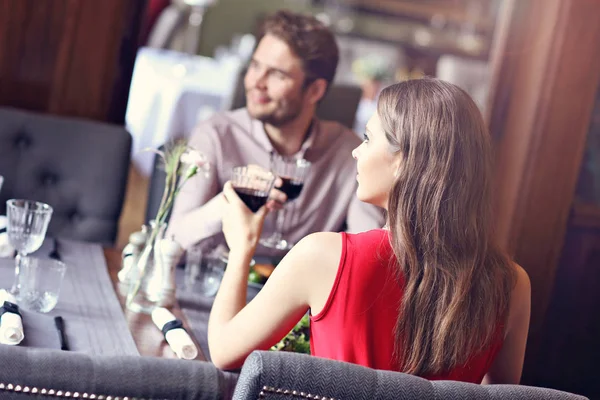 Romantische paar dating in restaurant — Stockfoto