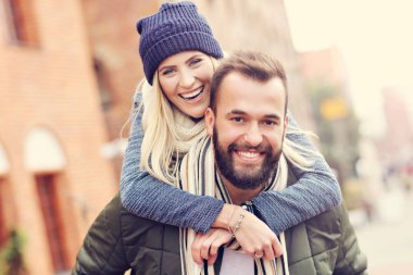 Genç çift şehirde sarılma