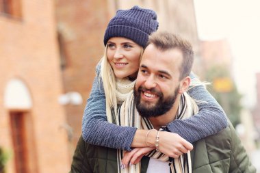 Genç çift şehirde sarılma