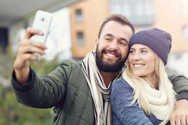 Bilden visar glada unga par dating i staden — Stockfoto