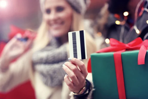 Noel için şehirde alışveriş çiftin resmi — Stok fotoğraf
