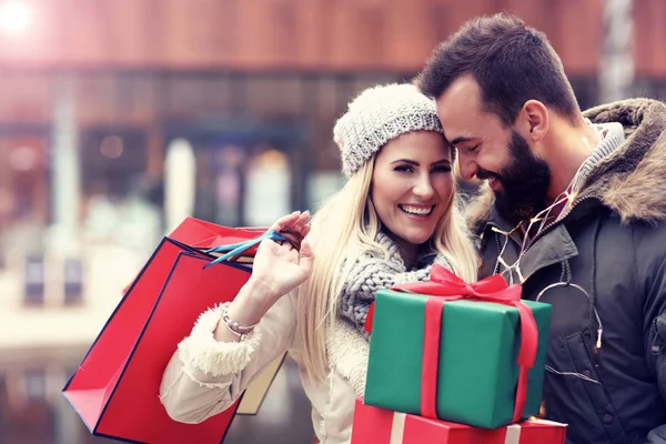 Foto de pareja comprando para Navidad en la ciudad —  Fotos de Stock