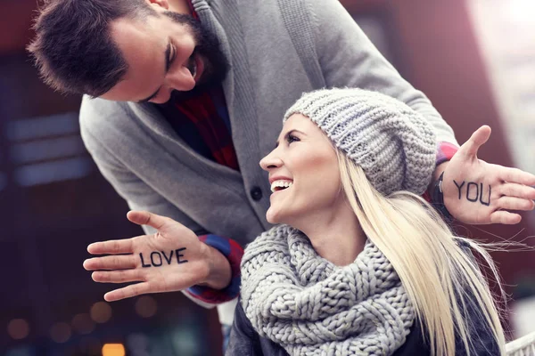 Photo montrant heureux jeune couple sortir ensemble dans la ville — Photo