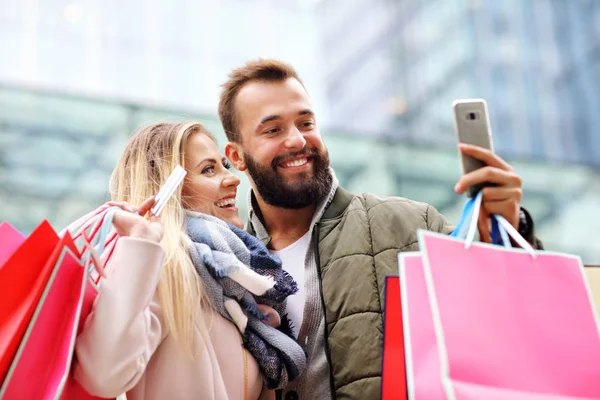 Gelukkige paar winkelen in de stad — Stockfoto