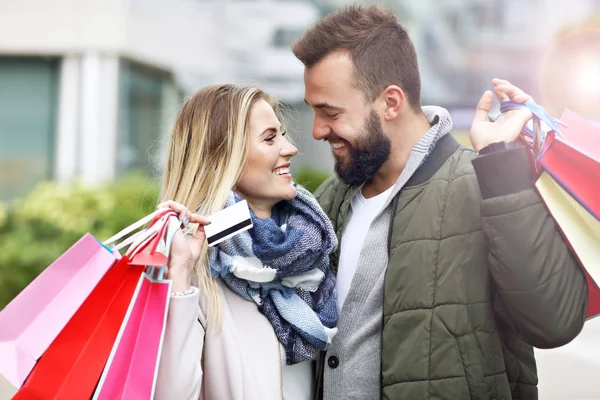 Glückliches Paar beim Einkaufen in der Stadt — Stockfoto