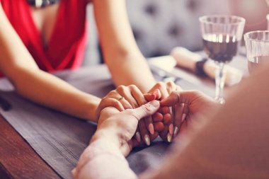 Kaç şarap içme ve elele bir gurme restoranda romantik bir akşam yemeği yeme