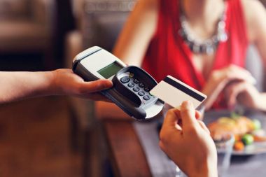 Restoranda inanç oyun kağıdı okuyucu tarafından ödeme insanlar
