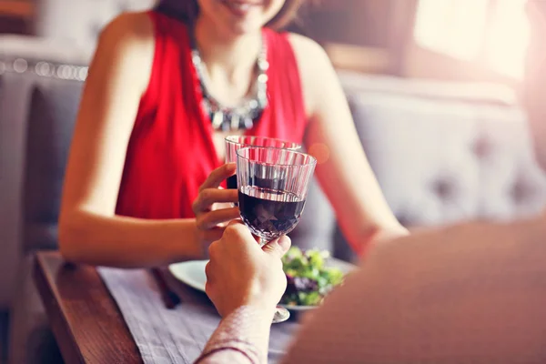 ワインを飲むと、手を繋いでいるグルメ レストランでロマンティックなディナーを食べるカップル — ストック写真