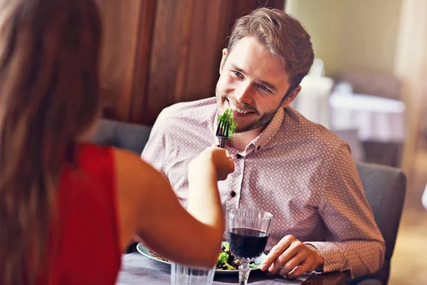 ロマンチックなカップルはレストランでデート — ストック写真