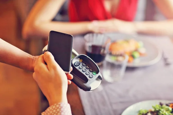 Personen, die im Restaurant per Kreditkartenlesegerät bezahlen — Stockfoto