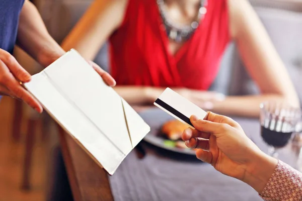 Personas que pagan en el restaurante por lector de tarjetas de crédito — Foto de Stock