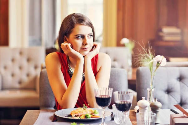 Verveeld vrouw alleen in restaurant — Stockfoto
