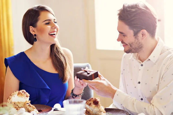 Romantische paar dating in restaurant en geven aanwezig — Stockfoto