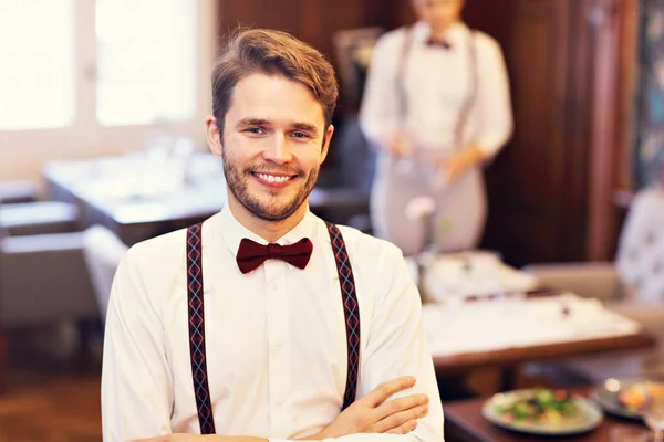 Servitörer i restaurangen — Stockfoto