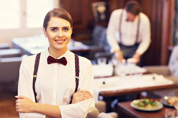 Serveurs debout dans le restaurant — Photo