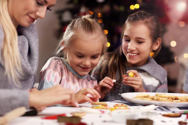 Familia alegre preparando galletas de Navidad — Foto de Stock