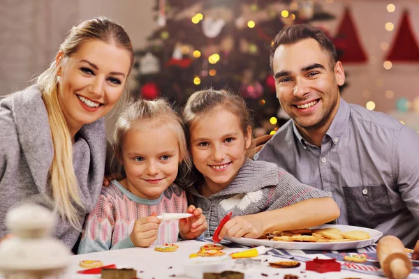 Família alegre preparando biscoitos de Natal — Fotografia de Stock