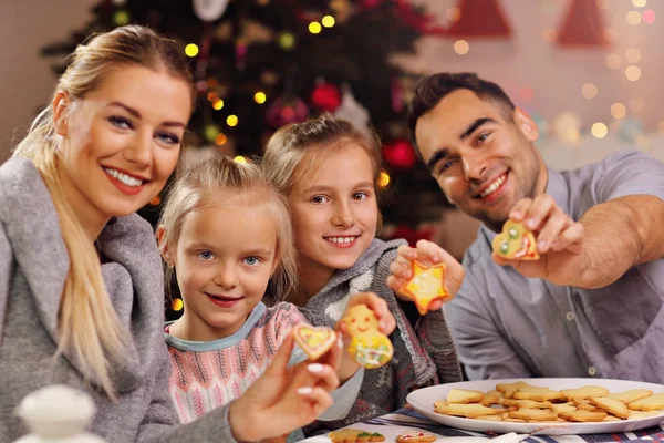 Família alegre preparando biscoitos de Natal — Fotografia de Stock