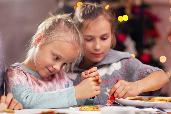 Hermanitas felices preparando galletas de Navidad — Foto de Stock