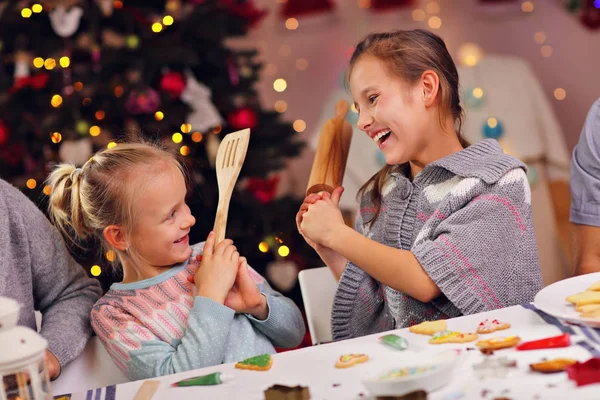 Hermanitas felices preparando galletas de Navidad — Foto de Stock