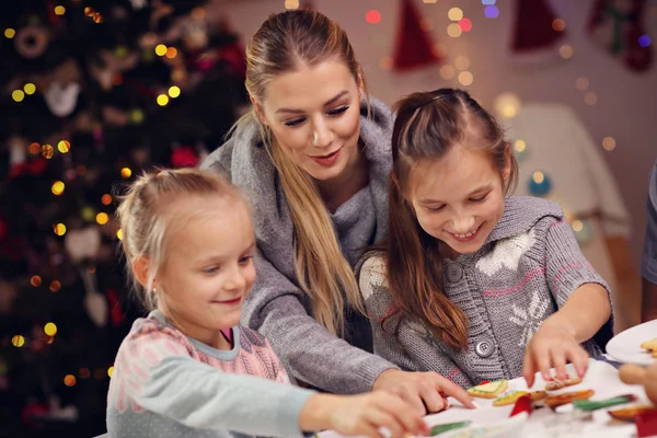 Familia alegre preparando galletas de Navidad —  Fotos de Stock