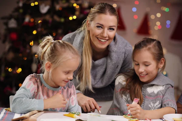 Familia alegre preparando galletas de Navidad — Foto de Stock