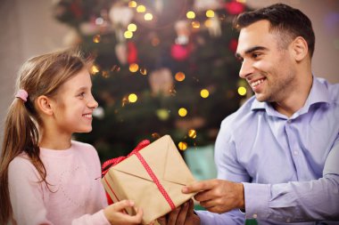 Mutlu aile having oyunculuk ile Noel zamanı sırasında sunar