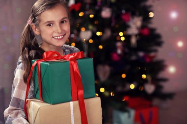 Mutlu kız ile poz Noel zamanı sırasında sunar