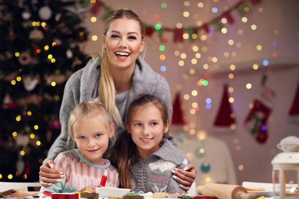 Familia alegre preparando galletas de Navidad — Foto de Stock