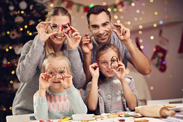 Família alegre preparando biscoitos de Natal — Fotografia de Stock