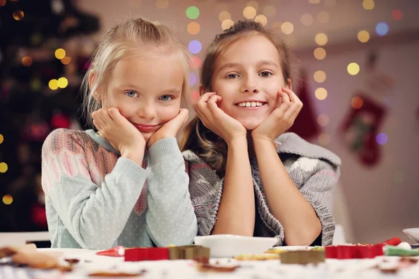 Mutlu küçük kız Noel bisküvi hazırlanıyor — Stok fotoğraf