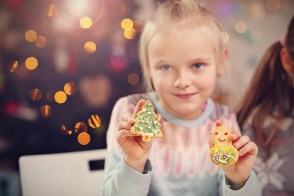 Irmãzinhas felizes preparando biscoitos de Natal — Fotografia de Stock