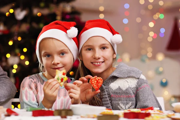 Hermanitas felices preparando galletas de Navidad —  Fotos de Stock