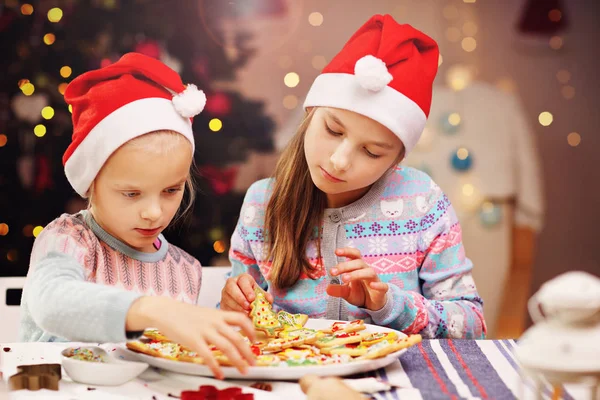 Hermanitas felices preparando galletas de Navidad —  Fotos de Stock