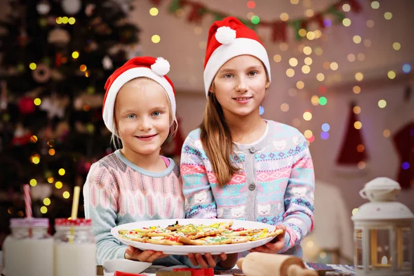 Hermanitas felices preparando galletas de Navidad —  Fotos de Stock